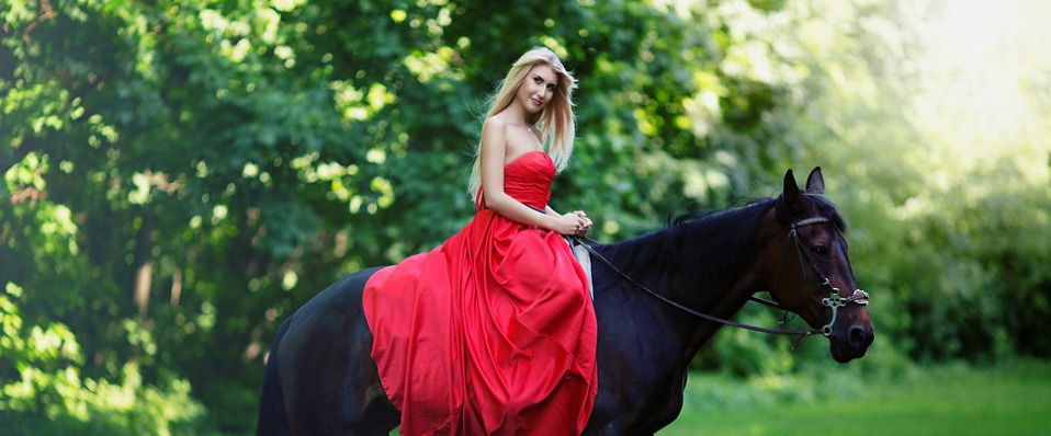 Красивая девушка с лошадкой